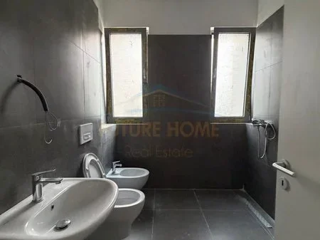 Tirane, jepet me qera apartament 2+1 Kati 1, 122 m² 1.200 € 