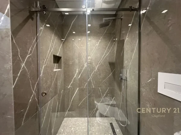 Tirane, jepet me qera apartament 2+1 Kati 11, 138 m² 1.800 € (Bllok)