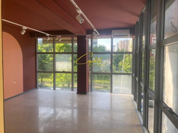 Tirane, jepet me qera ambjent biznesi Kati 1, 80 m² 850 € (URA E NISHARAKUT)