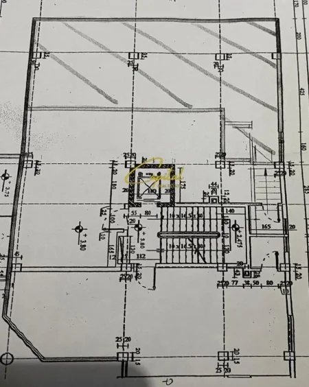 Tirane, jepet me qera ambjent biznesi Kati 1, 80 m² 850 € (URA E NISHARAKUT)