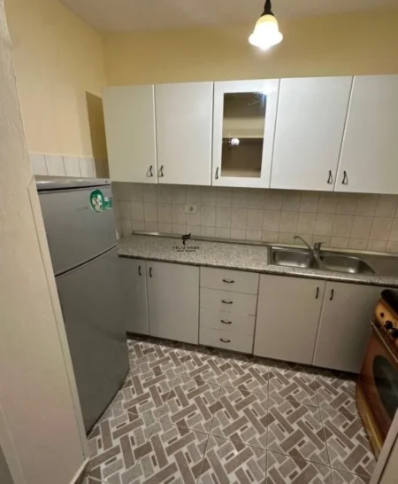 Tirane, jepet me qera apartament 3+1 Kati 4, 90 m² 550 € (BULEVARDI ZOGU 1)