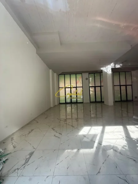 Tirane, jepet me qera ambjent biznesi Kati 0, 200 m² 2.000 € (SELITE)