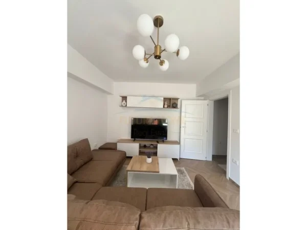 Durres, jepet me qera apartament 1+1 Kati 4, 60 m² 300 € (Cezma e Ferres)