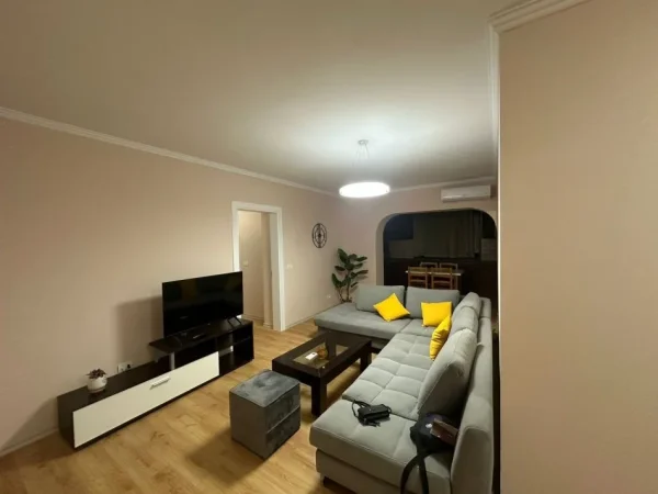 Tirane, jepet me qera apartament 2+1 Kati 2, 81 m² 650 € (fusha aviacionit)