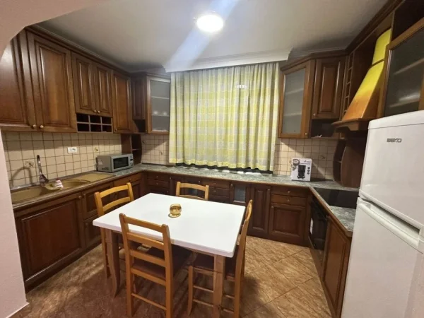 Tirane, jepet me qera apartament 2+1 Kati 2, 81 m² 650 € (fusha aviacionit)