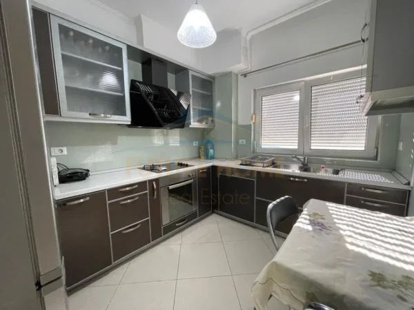Tirane, jepet me qera apartament 2+1 Kati 6, 117 m² 700 € 