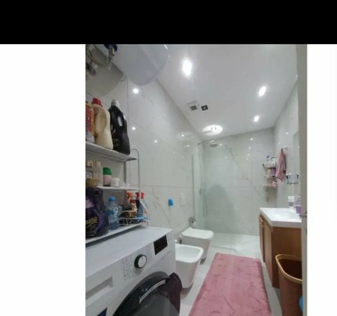Tirane, jepet me qera nga Pronari, pa-komision apartament 1+1+Aneks+Ballkon Kati 9, 60 m² 430 € (Yzberisht te kmy pallati unik)