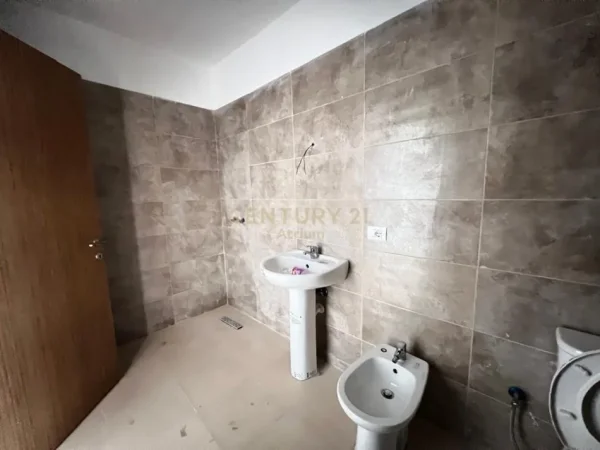 Tirane, shes apartament 2+1+Ballkon Kati 5, 113 m² 140.000 € (5 Maji)