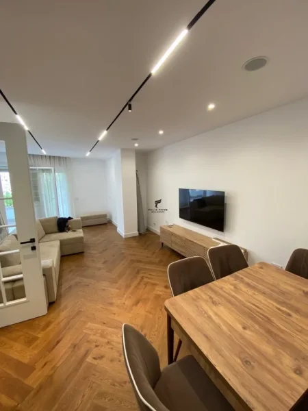 Tirane, jepet me qera apartament 2+1 Kati 4, 100 m² 1.500 € (QENDER)