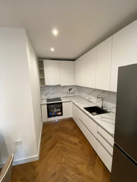 Tirane, jepet me qera apartament 2+1 Kati 4, 100 m² 1.500 € (QENDER)