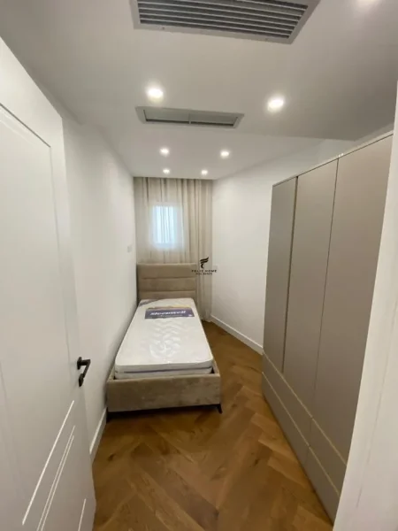 Tirane, jepet me qera apartament 2+1 Kati 4, 100 m² 1.500 € (QENDER)