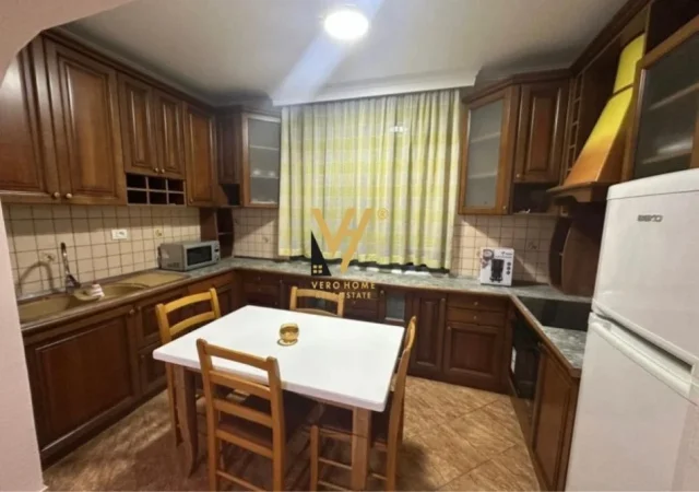 Tirane, jepet me qera apartament 2+1+Ballkon Kati 2, 81 m² 650 € (ISH FUSHA E AVIACIONIT)