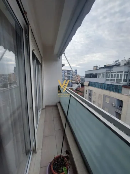 Tirane, jepet me qera apartament 2+1+Ballkon Kati 7, 140 m² 1.000 € (ATSH)