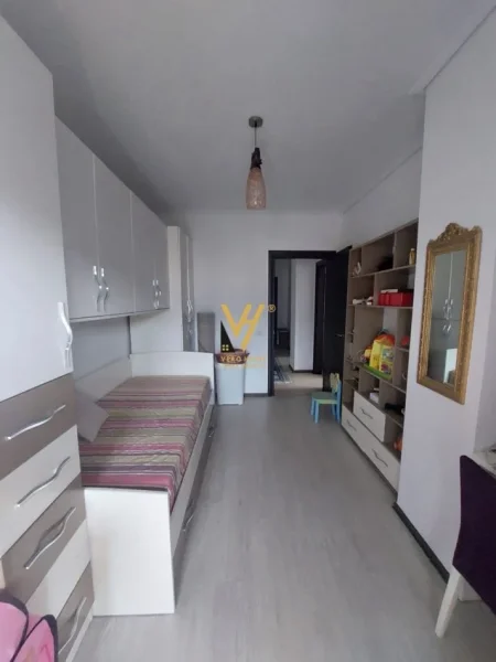 Tirane, jepet me qera apartament 2+1+Ballkon Kati 7, 140 m² 1.000 € (ATSH)