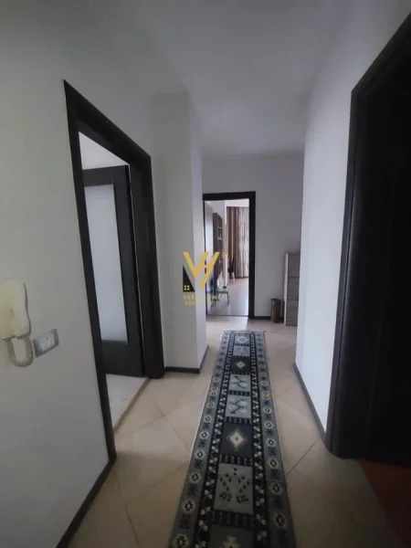 Tirane, jepet me qera apartament 2+1+Ballkon Kati 7, 140 m² 1.000 € (ATSH)