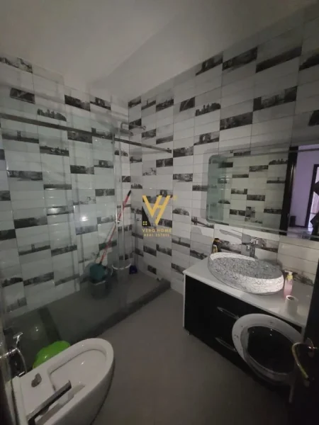 Tirane, jepet me qera apartament 2+1+Ballkon Kati 7, 140 m² 1.000 € (ATSH)