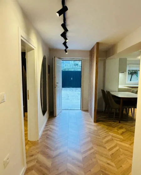 Tirane, jepet me qera apartament 2+1 Kati 1, 70 m² 700 € (TREGU ELEKTRIK)