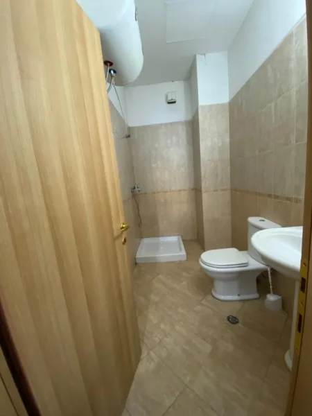 Tirane, jepet me qera apartament 2+1+Aneks+Ballkon Kati 3, 86 m² 420 € (Perballe Casa Italia)