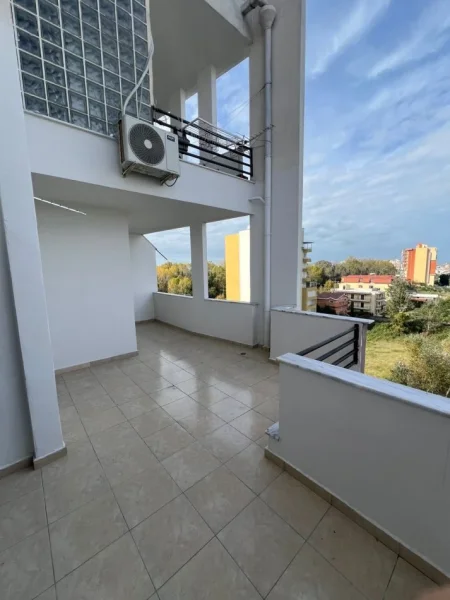 Durres, shes apartament 1+1+Ballkon Kati 5, 80 m² 76.000 € (Rruga Pavarsia Durres)