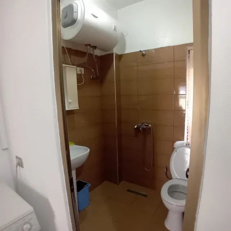 Tirane, jepet me qera apartament 1+1 Kati 2, 77 m² 350 € (Rruga Lucie Miloti)