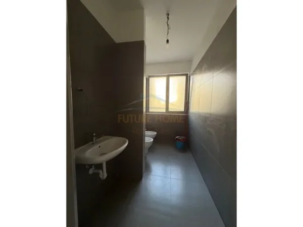 Tirane, jepet me qera Vile 2 Katshe Kati 0, 403 m² 2.500 € (LIQENI THATE)