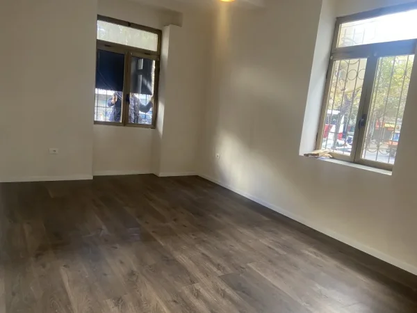 Tirane, jepet me qera ambjent biznesi , 72 m² 1.000 € (Rruga e Dibres)