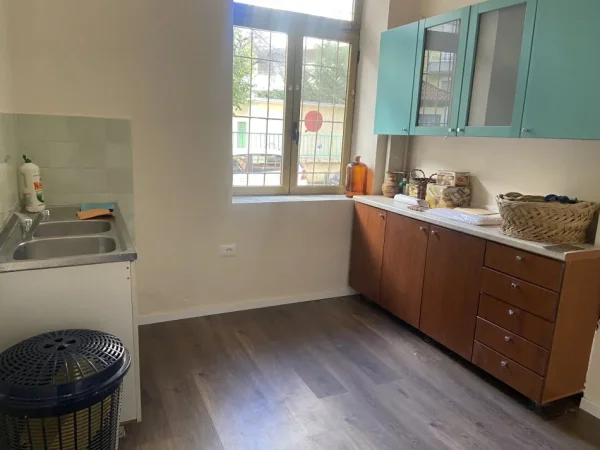 Tirane, jepet me qera ambjent biznesi , 72 m² 1.000 € (Rruga e Dibres)