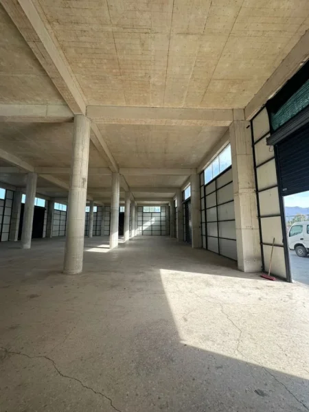 Tirane, jepet me qera ambjent biznesi , 3.500 m² 12.000 € (pranë Top Channel, Kashar)
