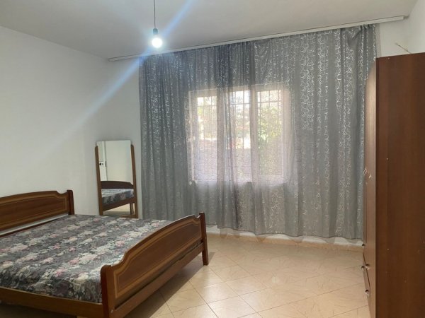 Tirane, jepet me qera shtepi 2+1+Ballkon Kati 0, 123 m² 420 € (ne rrugen Hysen Selmani Tirane.)