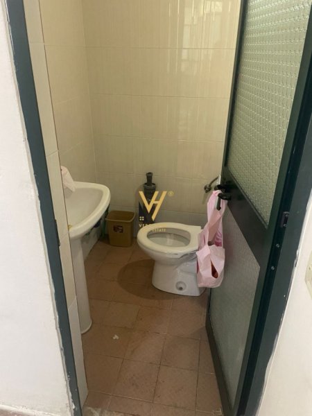 Tirane, jepet me qera zyre Kati 2, 50 m² 800 € (ISH EKSPOZITA)