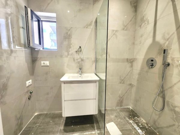 Në shitje 1+1📍Sipër Kompleksit Grand/ Ngjiturë me kompleksin Mangalem ( Ali Dem) ( posht depove të ujit) (Pallat 2025) 98.500 eu Merret dhe me kredi🔥