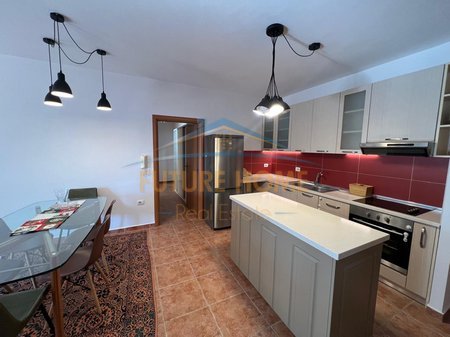 Tirane, jepet me qera apartament 2+1 Kati 5, 106 m² 1.000 € 