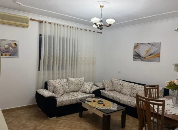 Tirane, jepet me qera apartament 2+1+Ballkon Kati 8, 78 m² 600 € (Stacioni i Fundit i Tiranes se re Blv Gjergj Fishta)