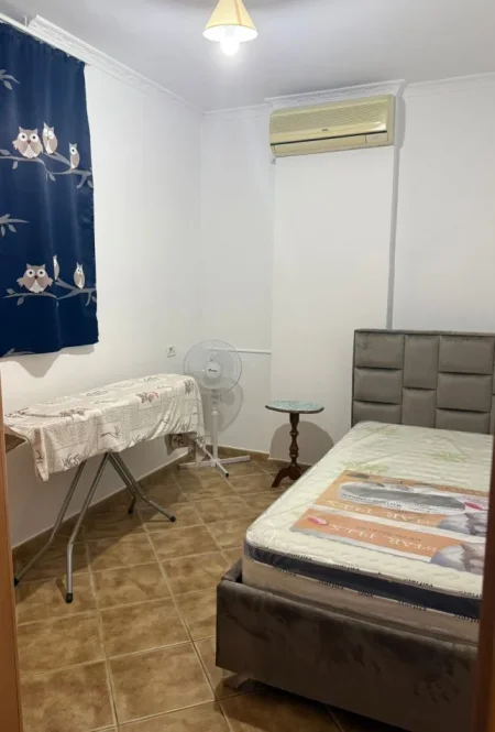 Tirane, jepet me qera apartament 2+1+Ballkon Kati 8, 78 m² 600 € (Stacioni i Fundit i Tiranes se re Blv Gjergj Fishta)
