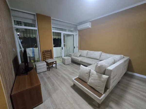 Tirane, jepet me qera apartament 2+1+Ballkon Kati 11, 105 m² 700 € (Komuna Parisit)