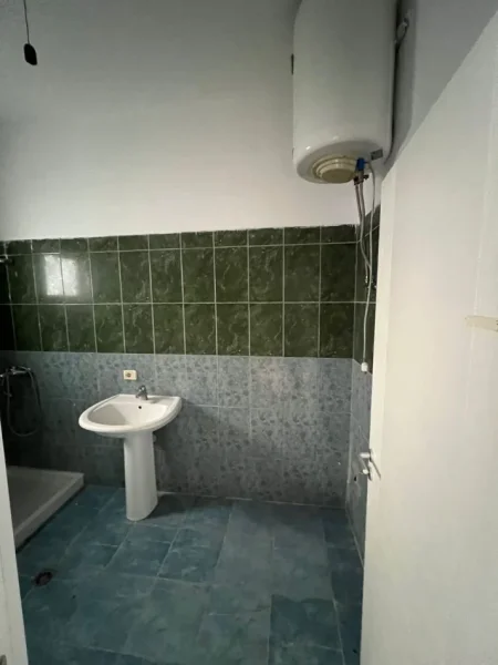 Durres, shitet 1+1 Kati 9, 79.000 € (Rruga Pavarsia 📍 Pranë Hotel Adriatikut)
