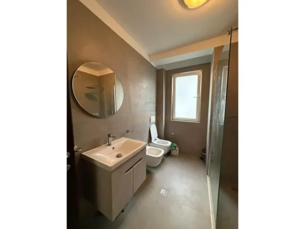 Tirane, jepet me qera apartament 2+1 Kati 3, 128 m² 900 € 