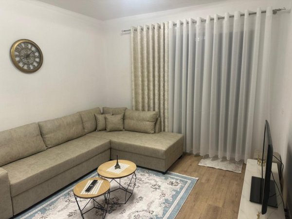 Tirane, jepet me qera apartament 2+1+Ballkon Kati 4, 97 m² 450 € (Univers City)