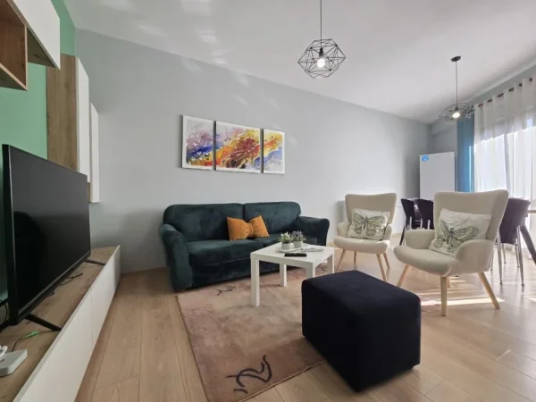 Tirane, jepet me qera apartament 2+1+Ballkon Kati 4, 95 m² 600 € (Ish Fusha e Aviacionit)