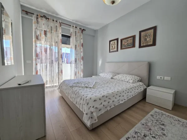 Tirane, jepet me qera apartament 2+1+Ballkon Kati 4, 95 m² 600 € (Ish Fusha e Aviacionit)