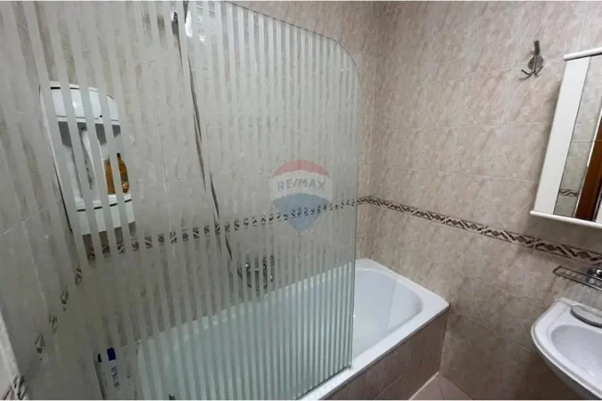 Tirane, jepet me qera 1+1 Kati 6, 104 m² 650 € 