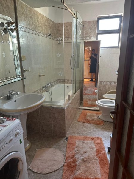 Tirane, jepet me qera 2+1+Ballkon Kati 5, 120 m² 1.500 € (afer Presidences)