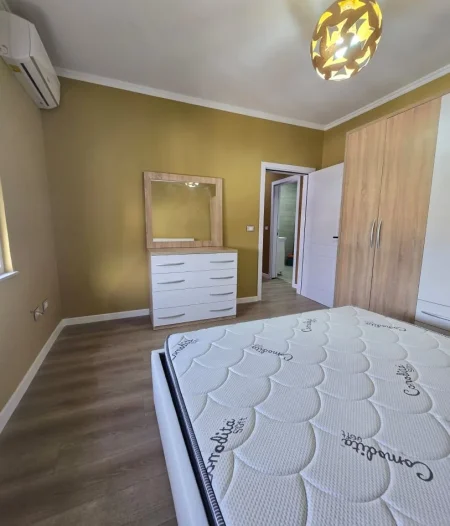 Tirane, jepet me qera apartament 2+1+Aneks+Ballkon Kati 11, 105 m² 700 € (komuna e parisit)