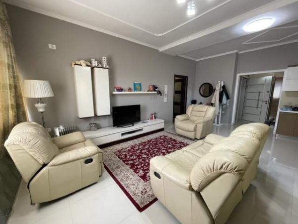 Tirane, jepet me qera apartament Kati 3, 140 m² 550 Euro (Rruga e Kavajes)