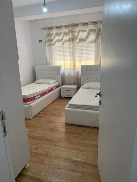 Tirane, jepet me qera apartament 2+1+BLK Kati 3, 110 m² 500 Euro (rruga Bill Klinton)