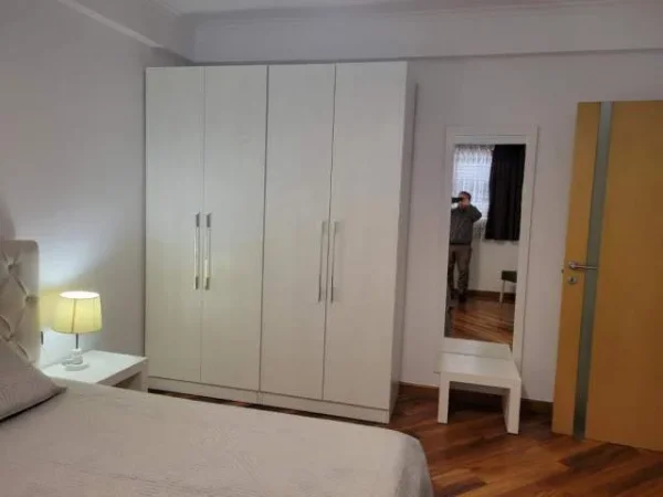 Tirane, jepet me qera apartament 500 Euro (Ekspozita)