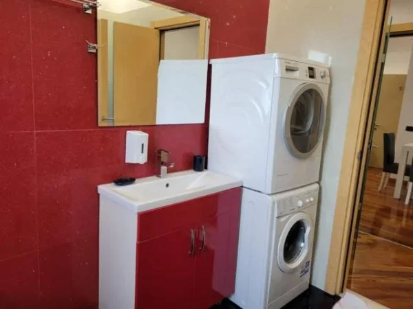 Tirane, jepet me qera apartament 500 Euro (Ekspozita)