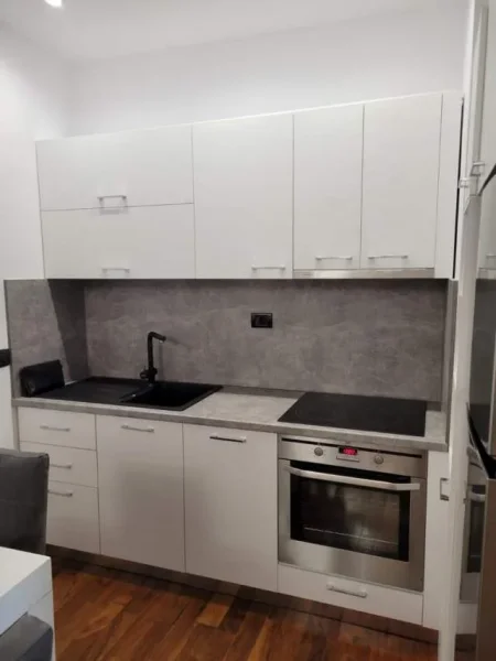 Tirane, jepet me qera apartament 500 Euro (Ekspozita)