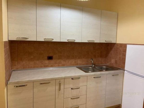 Tirane, jepet me qera apartament 1+1 54 m² 300 Euro (Profarma, Oxhaku)