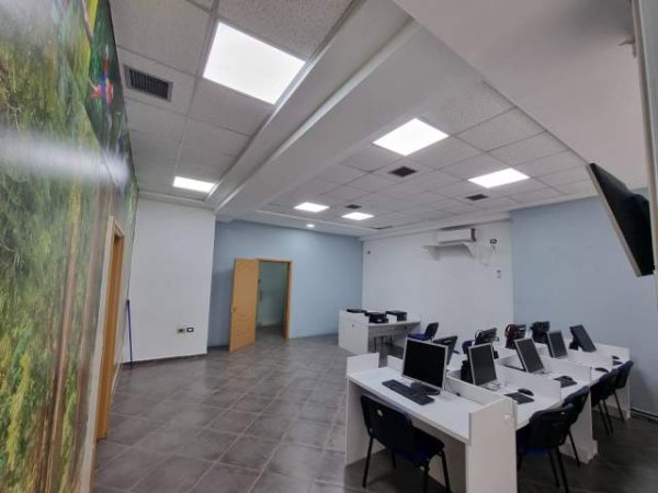 Tirane, jepet me qera ambjent biznesi Kati 1, 110 m² 650 Euro (Teodor Keko)